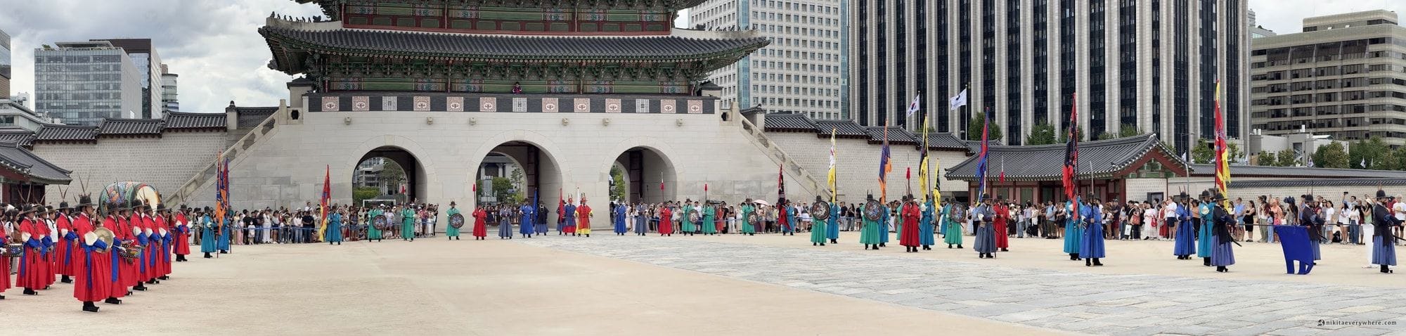 The royal guard-changing ceremony in front of Gwanghwamun gate at Gyeongbokgung