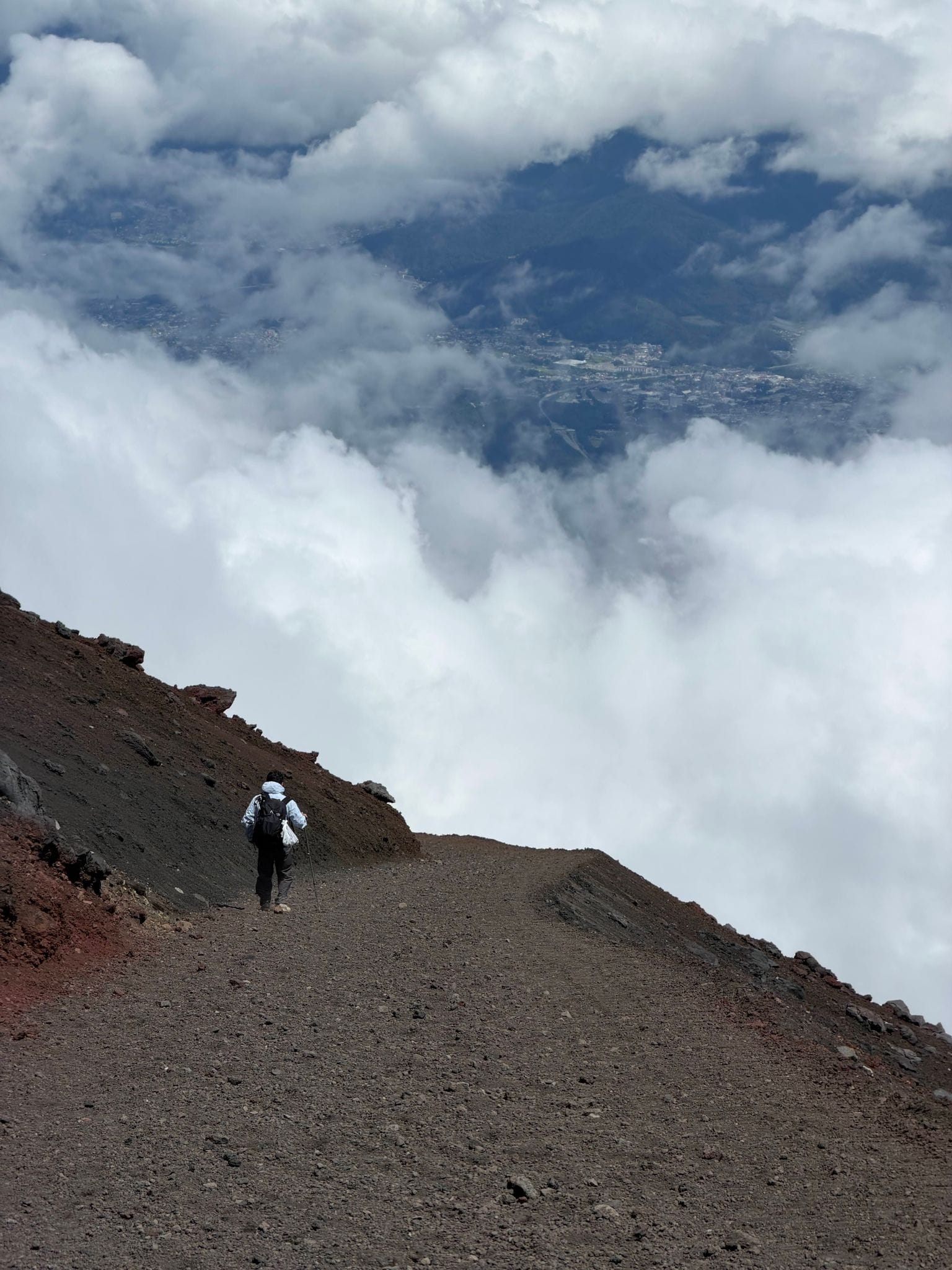 The Yoshida descent trail above the clouds