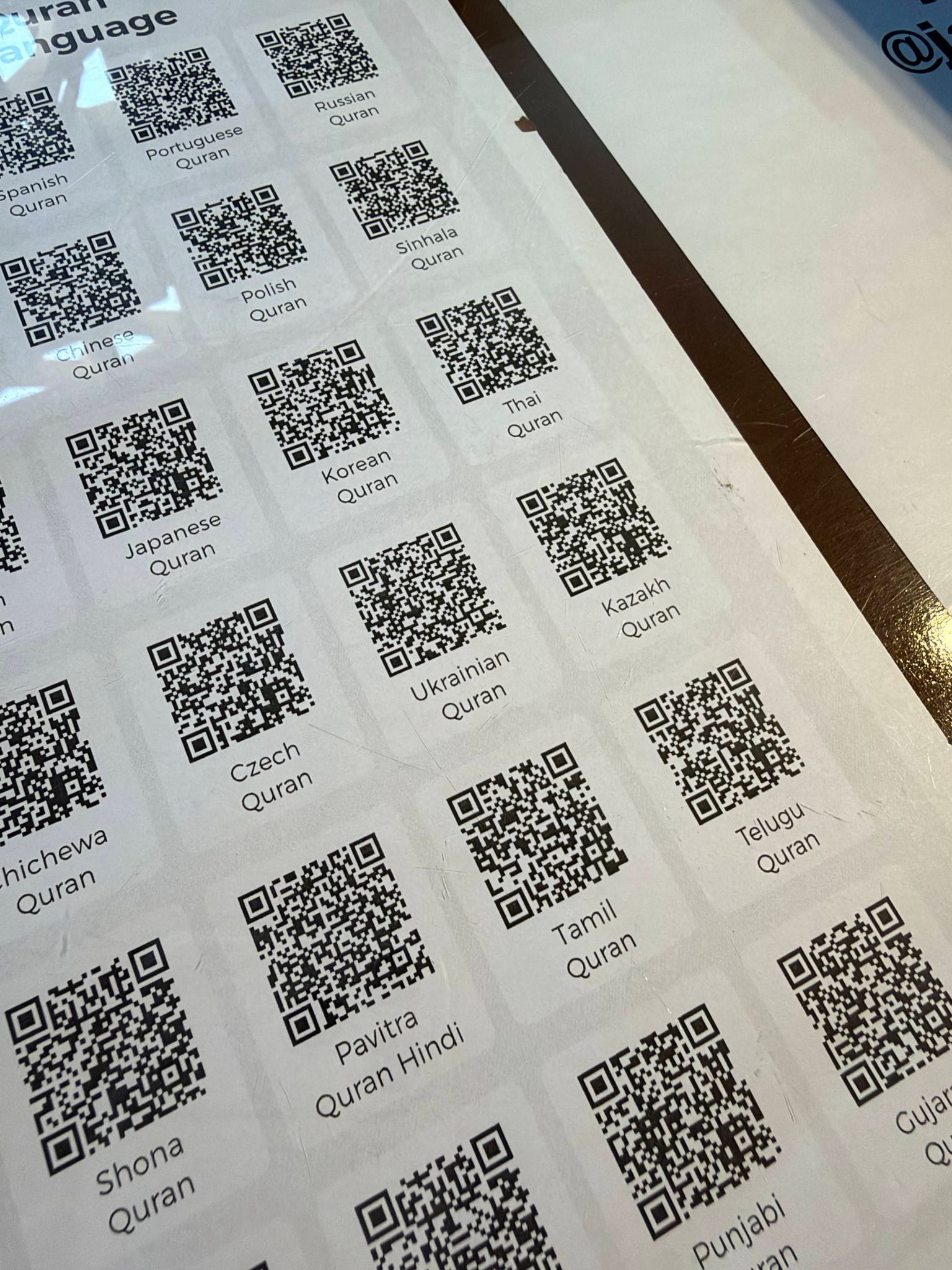 Стенд із QR-кодами, що ведуть на переклади Корану, зокрема українською, у мечеті Аль-Фатех