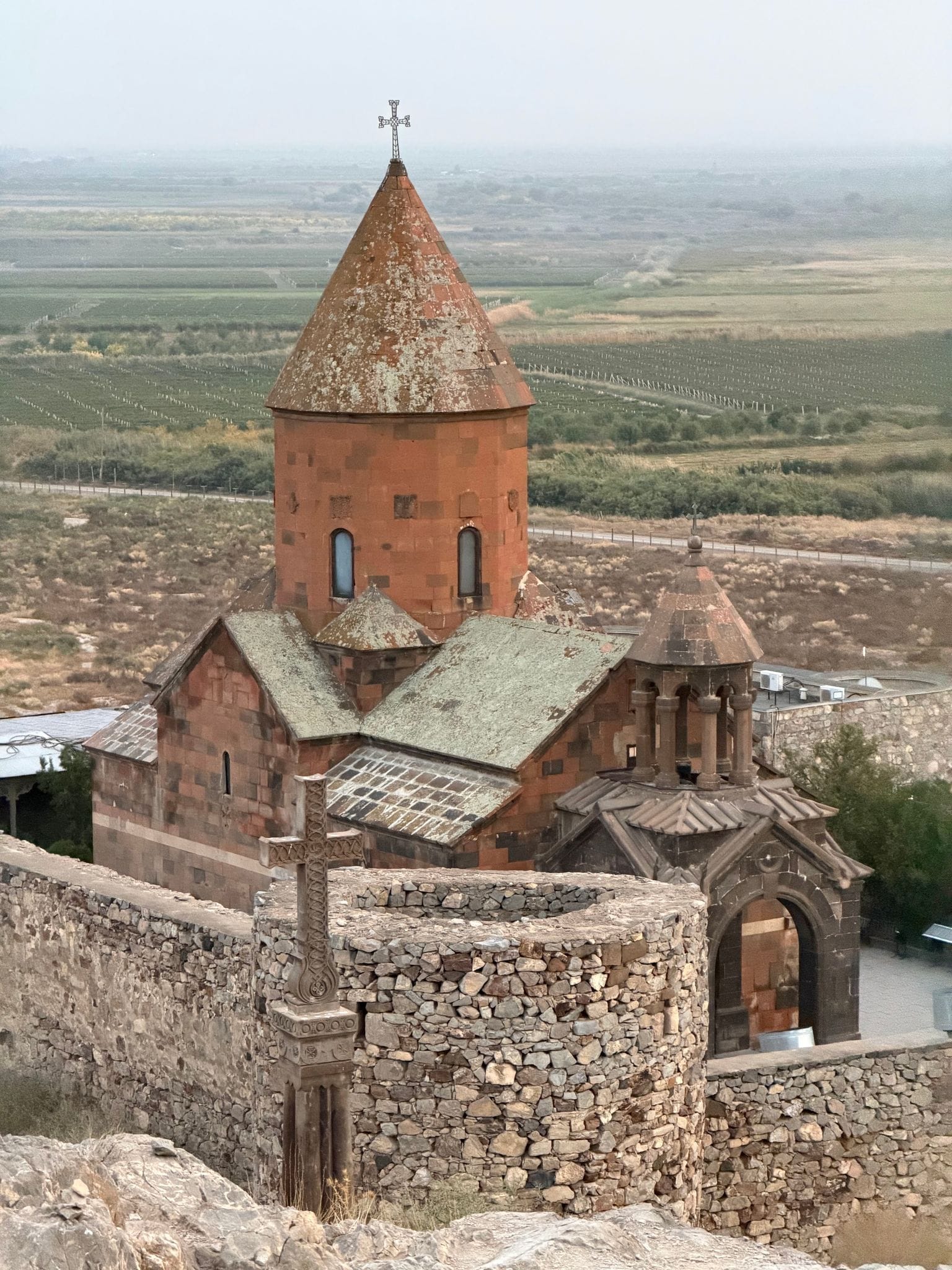 Кам'яна церква й мури монастиря Хор Вірап над Араратською рівниною